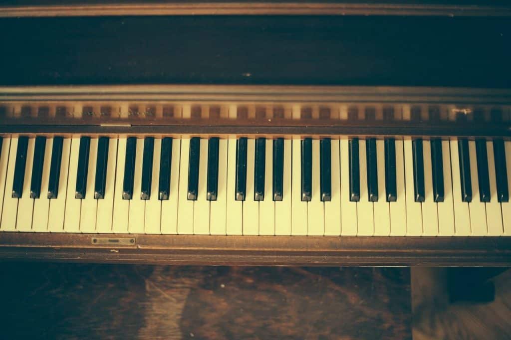 how-to-clean-piano-keys-properly