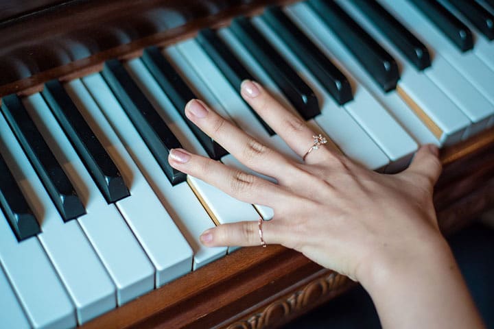 how to learn to play piano fast